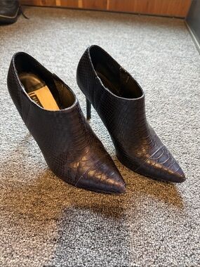 Alice and Olivia Blue snakeskin bootiese